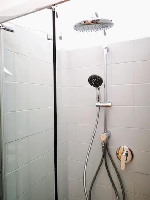 Апартаменты Sunny Flat 50 Meters From The Metro Милан Экстерьер фото