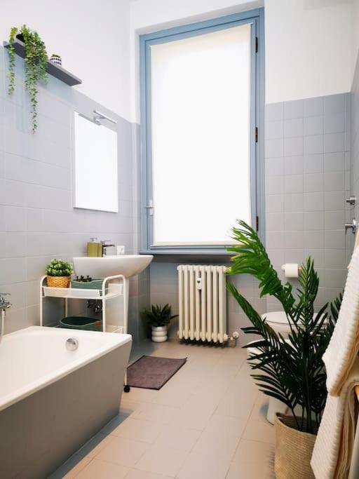 Апартаменты Sunny Flat 50 Meters From The Metro Милан Экстерьер фото