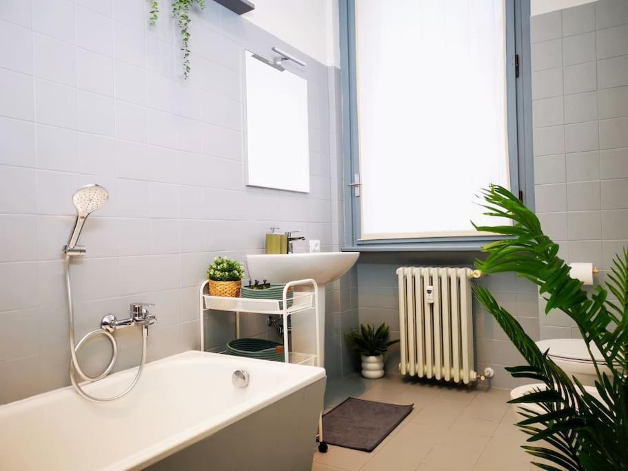 Апартаменты Sunny Flat 50 Meters From The Metro Милан Экстерьер фото