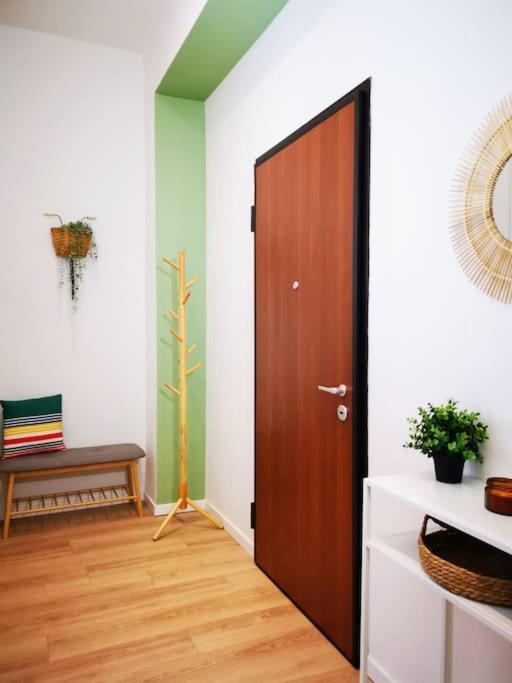 Апартаменты Sunny Flat 50 Meters From The Metro Милан Экстерьер фото