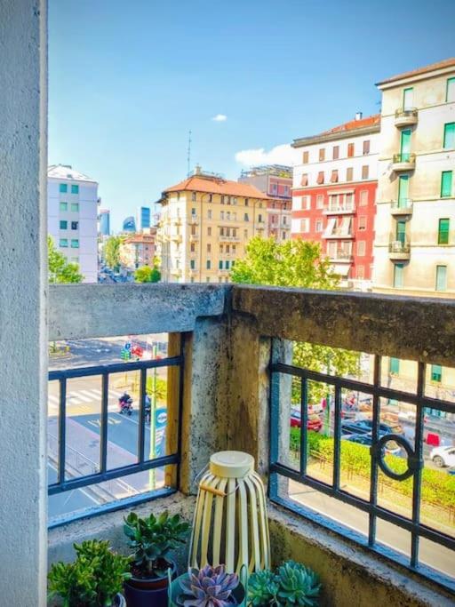 Апартаменты Sunny Flat 50 Meters From The Metro Милан Экстерьер фото